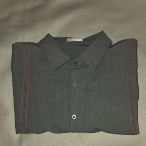 Men's Dark Gray Button-Up Shirt with Contrast Trim 💚🩵🩷